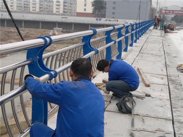 琼海不锈钢桥梁护栏除锈维护的重要性及其方法