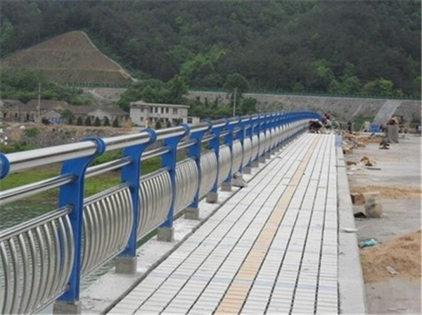 琼海不锈钢桥梁护栏的特性及其在现代建筑中的应用